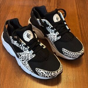 EUC Nike Huarache 7Y Shoes